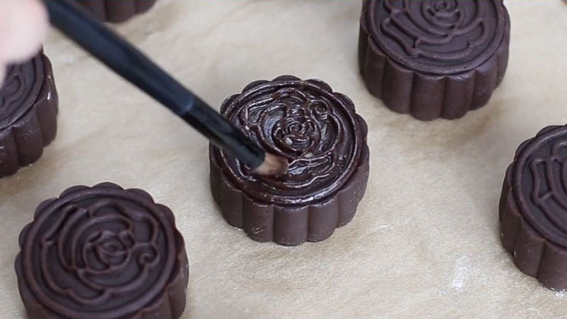 Quét trứng lên mặt bánh Trung thu Tiramisu trước khi nướng