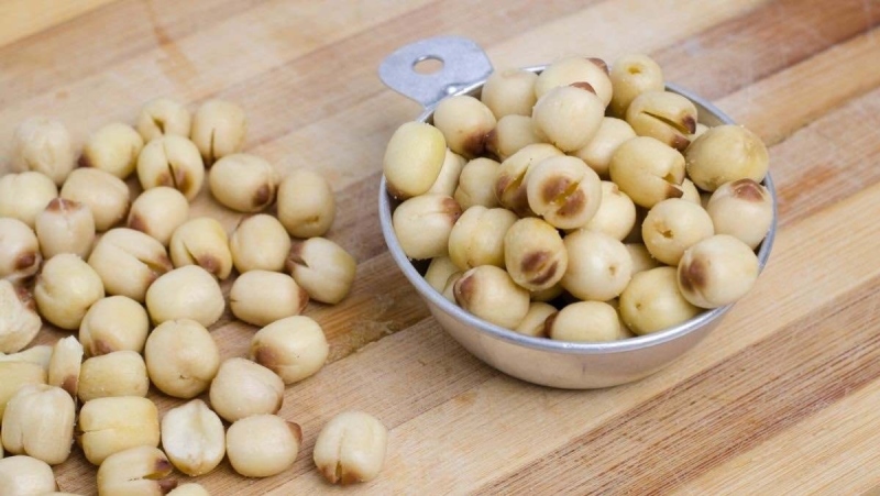 Hạt sen tươi dùng làm nhân bánh Trung thu Tiramisu