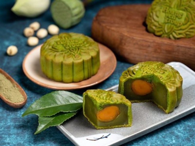Bánh Trung thu trà xanh trứng muối sau khi nướng có màu xanh đẹp mắt