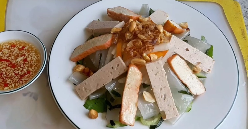 Bánh ướt chay ăn cùng chả giò