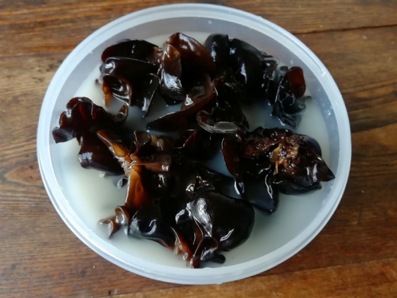 Mộc nhĩ ngâm nước