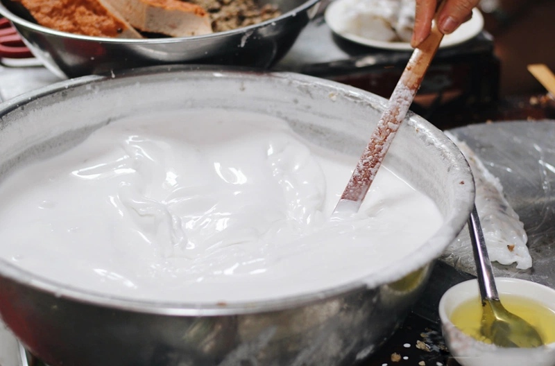 Trộn bột làm bánh ướt