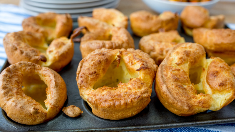 Bánh Yorkshire Pudding vàng giòn sau khi nướng