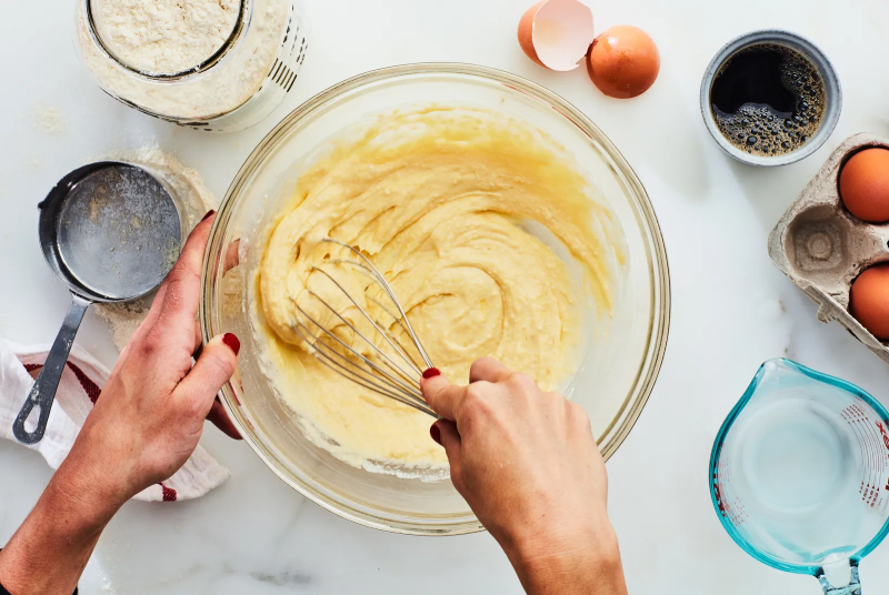 Trộn nhẹ hỗn hợp bột hòa quyện thành phần bột mịn