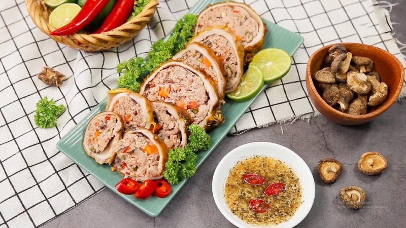 Bao tử heo nhồi thịt thái lát bày trên đĩa cùng nước chấm gừng ớt