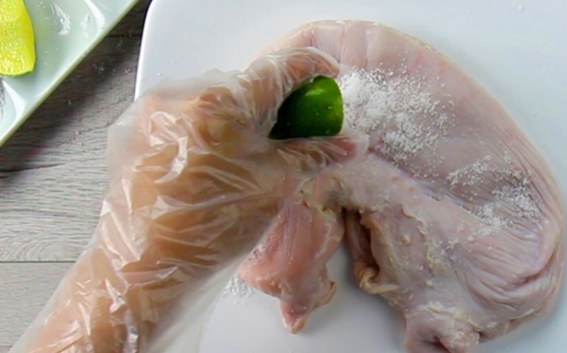 Làm sạch bao tử heo bằng muối và chanh