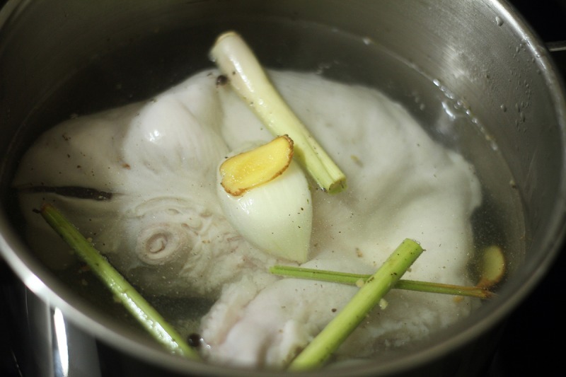 Luộc bao tử heo với sả, hành và gừng khử mùi