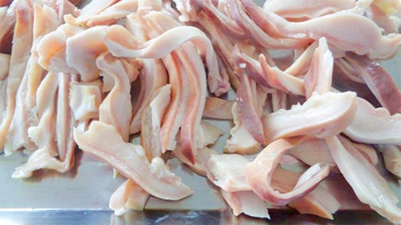 Bao tử heo sau khi luộc được cắt nhỏ vừa ăn