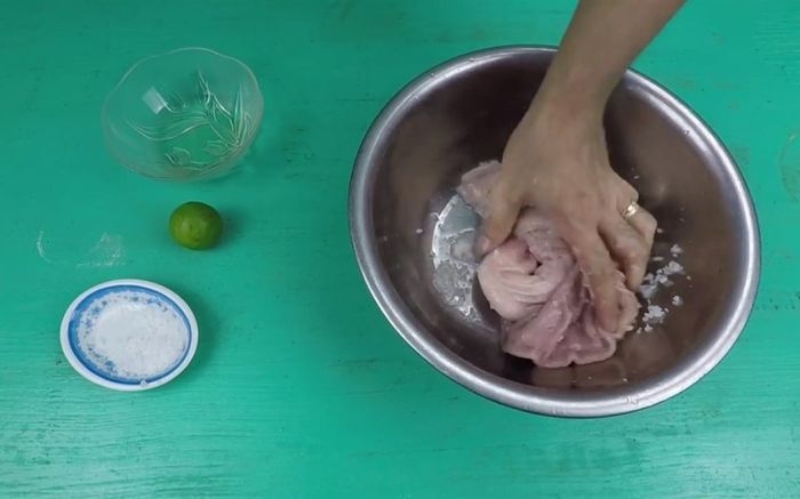Sơ chế sạch bao tử với chanh và muối