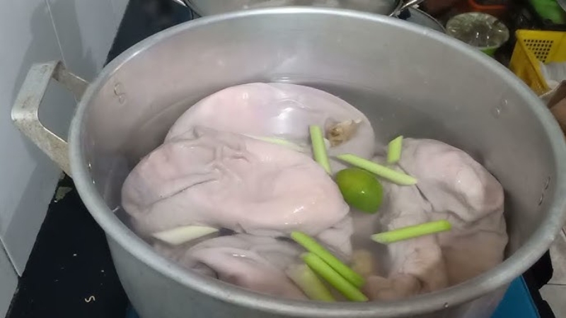 Bao tử được luộc với nước sôi và sả