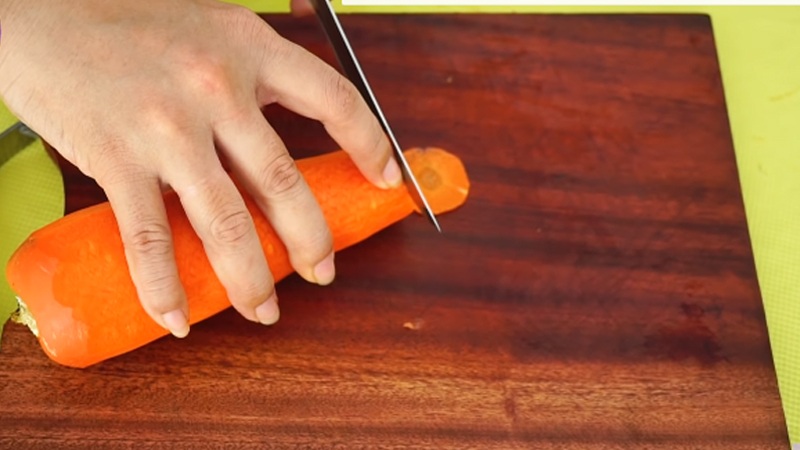 Cắt khúc cà rốt vừa ăn