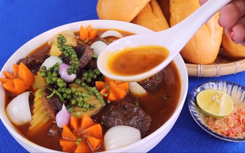 Hoàn thành món bắp bò hầm tiêu xanh đơn giản