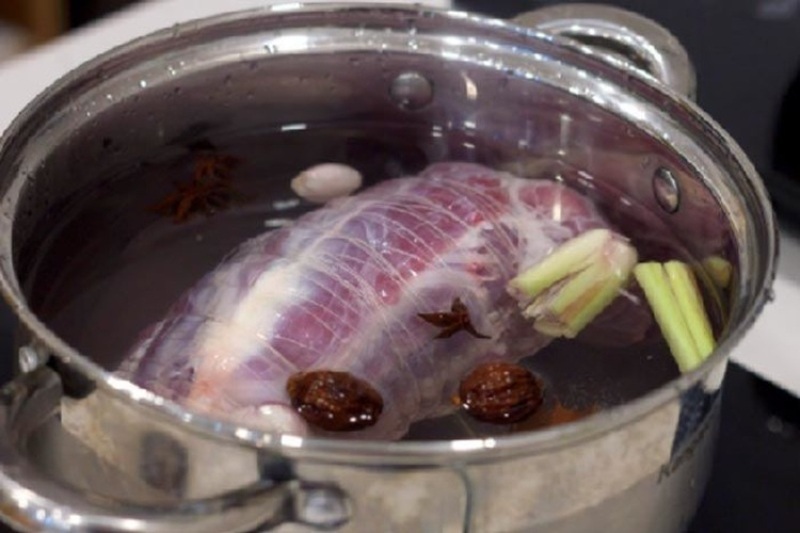 Sơ chế và luộc bắp bò