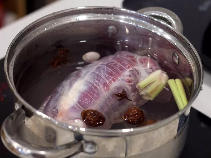 Công đoạn luộc bắp bò