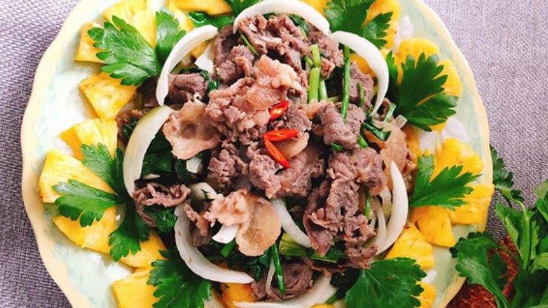 Món bắp bò xào thơm trình bày cực bắt mắt