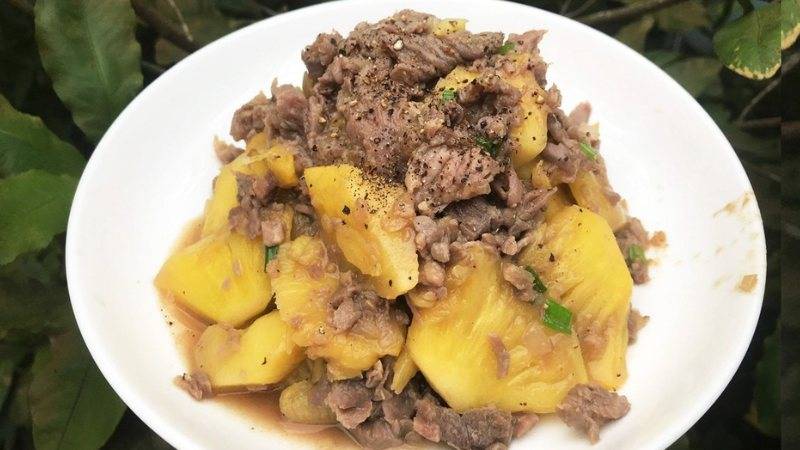 Múc món bắp bò xào thơm ra đĩa và thưởng thức