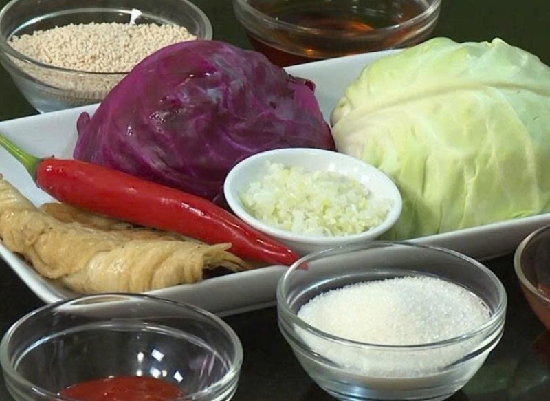 Nguyên liệu làm bắp cải tím xào chay được sơ chế sạch sẽ