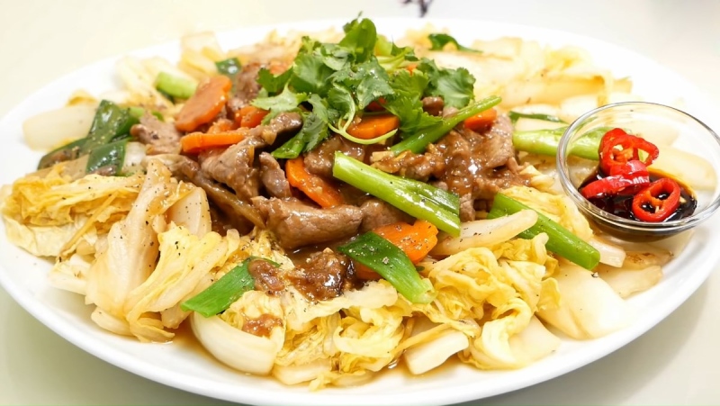 Bắp cải xào thịt bò được sắp lên đĩa