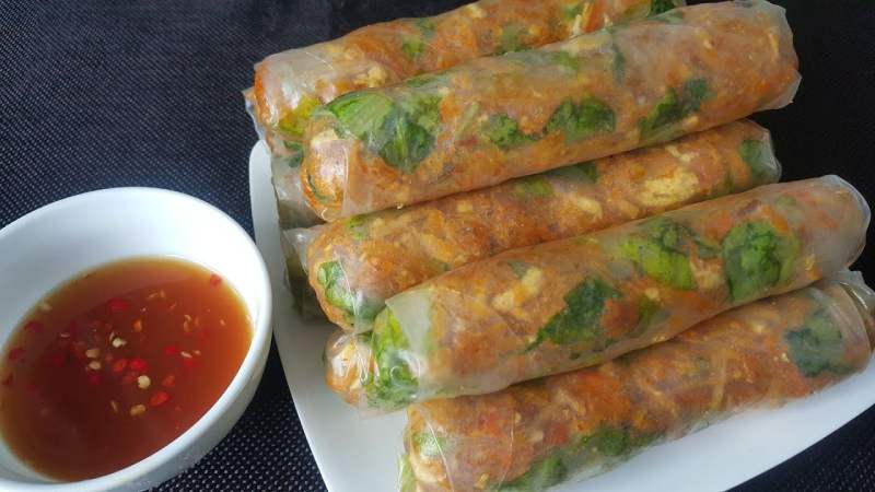 Bì cuốn chay từ chả lụa chay sau khi hoàn tất