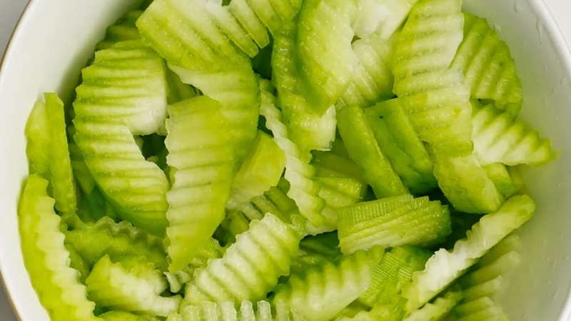 bí đao gọt vỏ và cắt lát mỏng