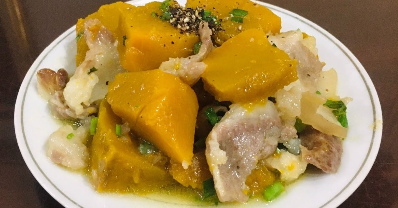 Món bí đỏ xào thịt heo