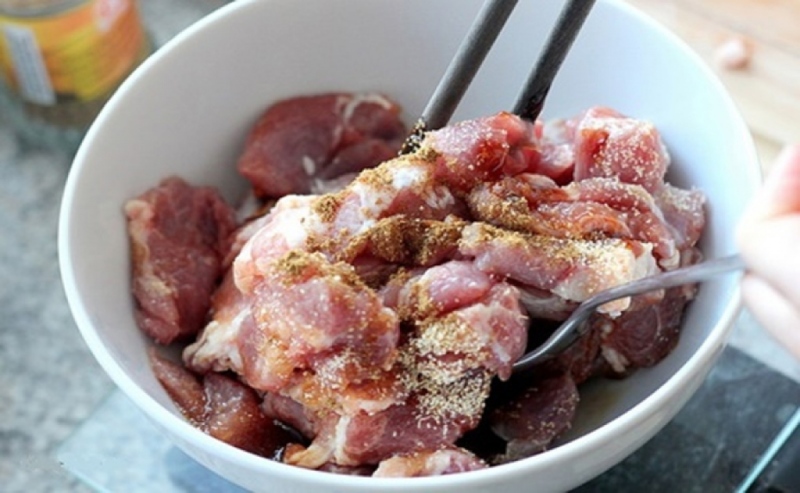 ướp thịt heo ngấm gia vị