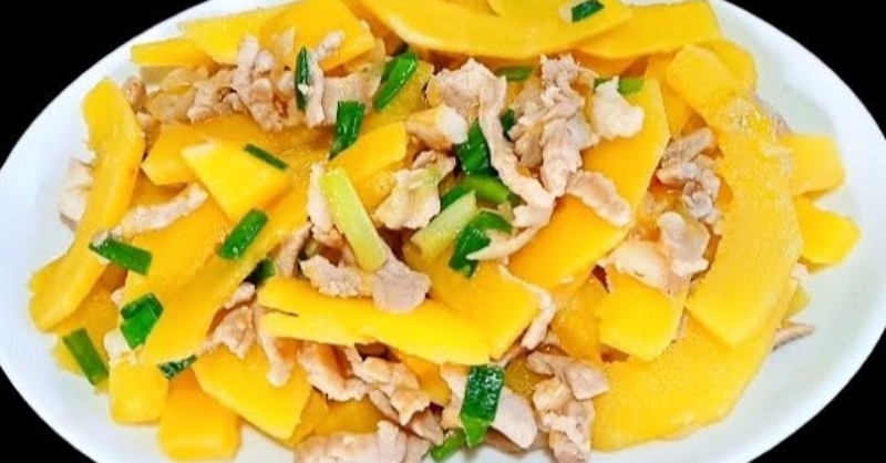 Món bí đỏ xào thịt heo hấp dẫn
