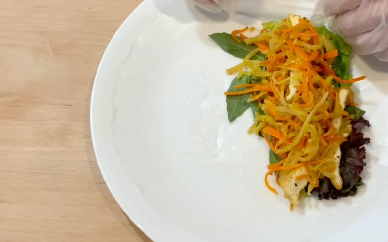 Công đoạn cuốn bò bía chay