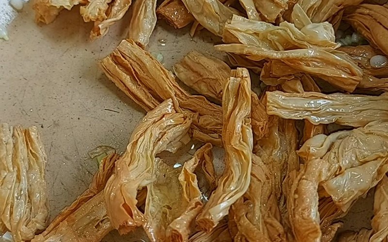 Xào tàu hủ ky ở lửa nhỏ