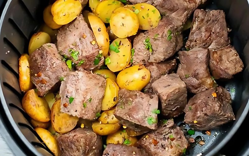 Thành phẩm bò bít tết với khoai tây bằng nồi chiên không dầu