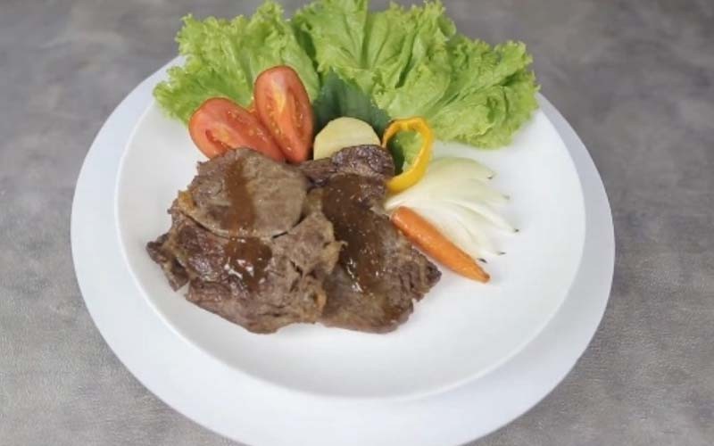 Thành phẩm món bò bít tết với rau củ