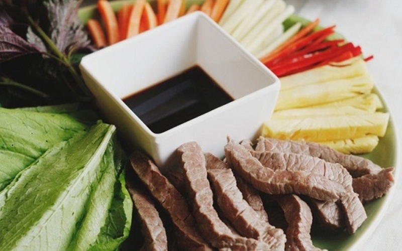 Thành phẩm bò tái cuốn cải xanh