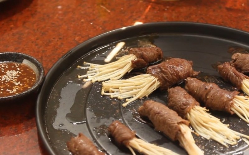 Tiến hành nướng bò đã cuộn nấm kim châm