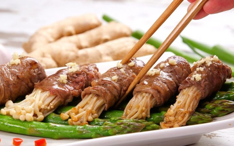Khám phá cách làm bò cuộn nấm kim châm