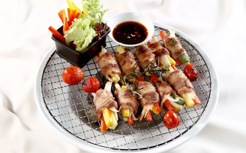 Khám phá cách làm bò cuộn rau củ thập cẩm