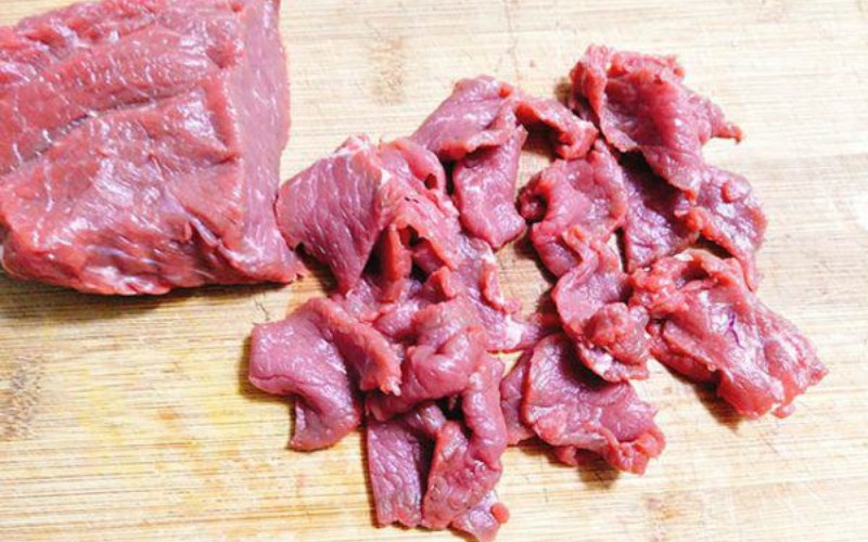 Cắt thịt bò thành lát mỏng