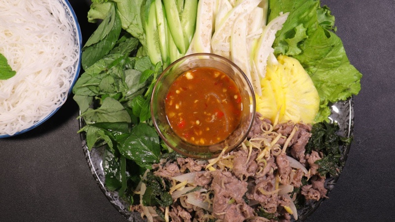 Bò hấp tía tô với thơm