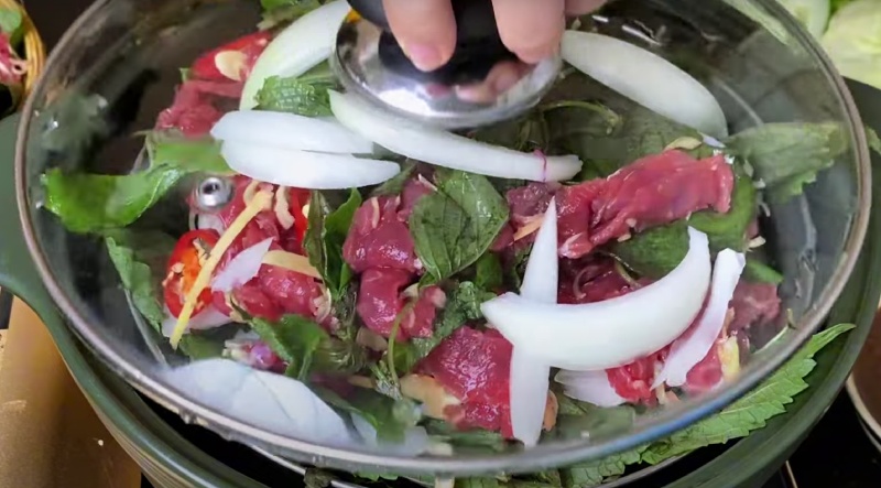 Hấp thịt bò trong nồi