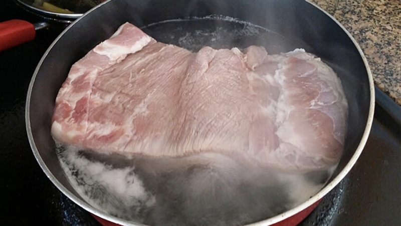 Luộc thịt heo sơ qua