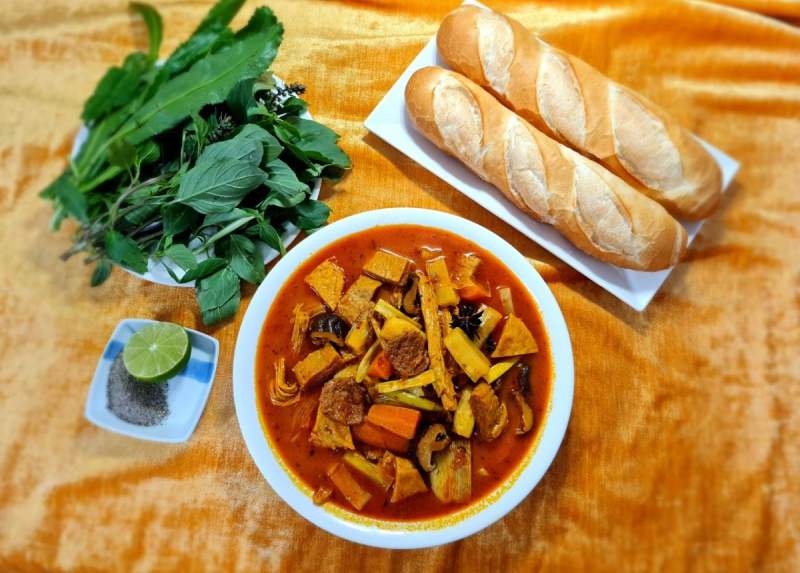 Thành phẩm món bò kho chay từ đậu hũ trắng và tàu hũ ky thơm ngon
