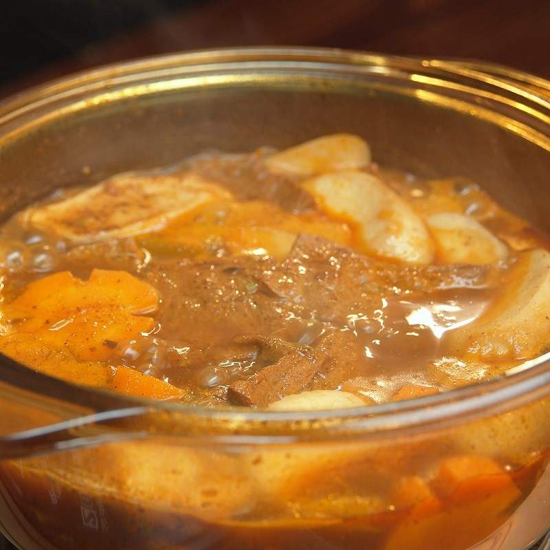 Công đoạn hầm nguyên liệu làm bò kho chay