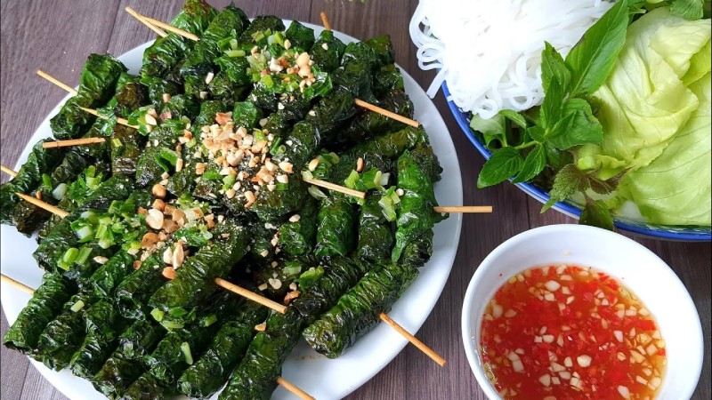 Xiên bò lá lốt trang trí kèm lạc đâm