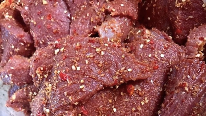 ướp thịt bò cho thấm đều gia vị