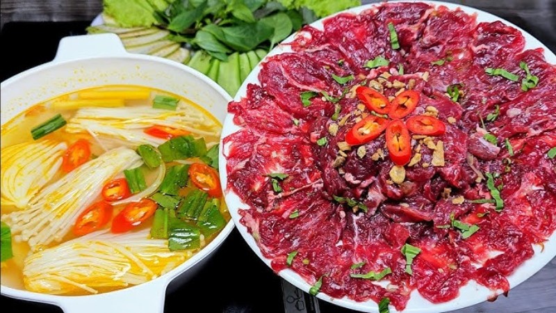 Đĩa thịt bò cùng nồi nước giấm