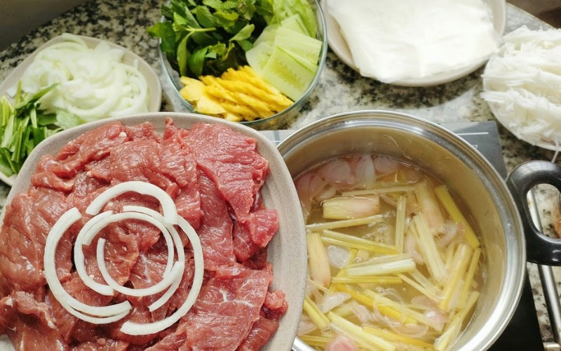 Khám phá cách làm bò nhúng mẻ cuốn bánh tráng thơm ngon