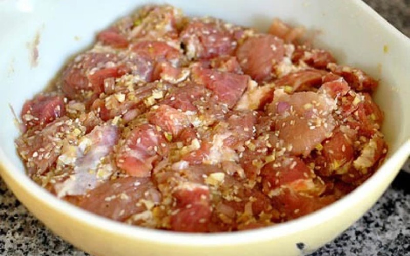 Công đoạn ướp thịt bò