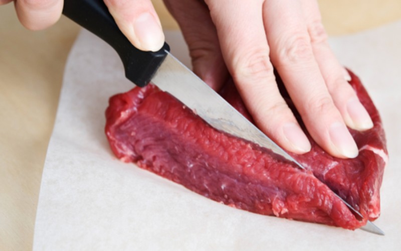 Tiến hành sơ chế thịt bò