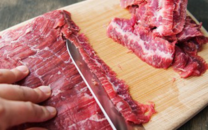 Sơ chế nguyên liệu làm bò nướng lá tía tô