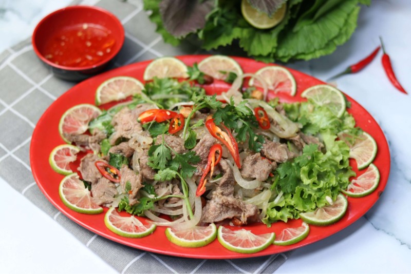 Thành phẩm đĩa bò tái chay hấp dẫn