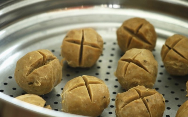 tiến hành sơ chế bò viên